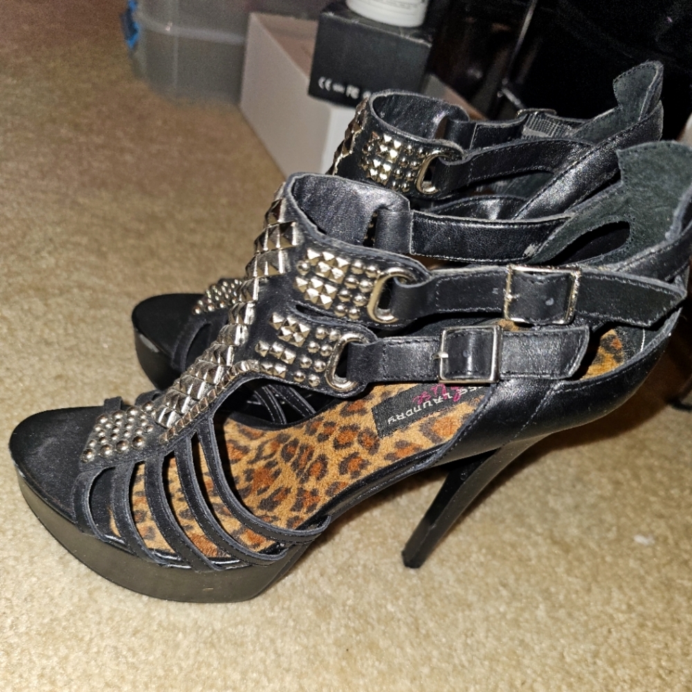 Studded shoe's